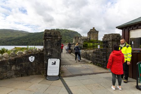 Téléchargez les photos : DORNIE, SCOTLAND 2022, August 19: Beautiful view of Eilean Donan Castle, Scotland - en image libre de droit