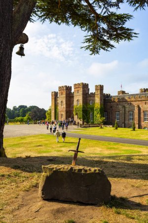 Foto de PERTH, SCOTLAND 2022, August 14: A view of the magnificent Scone Palace, historic building and attraction in the village of Scone and the city of Perth, Scotland - Imagen libre de derechos