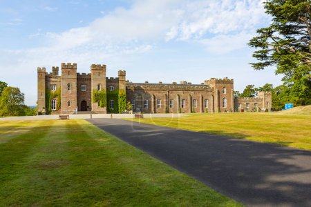 Foto de Una vista del magnífico Palacio de Scone, edificio histórico y atracción en el pueblo de Scone y la ciudad de Perth, Escocia - Imagen libre de derechos