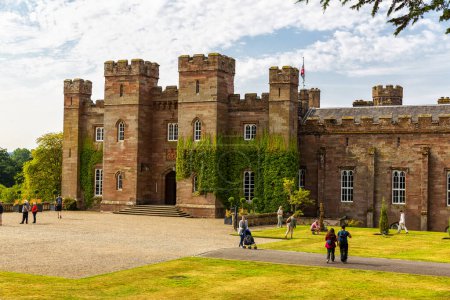 Foto de PERTH, SCOTLAND 2022, August 14: A view of the magnificent Scone Palace, historic building and attraction in the village of Scone and the city of Perth, Scotland - Imagen libre de derechos