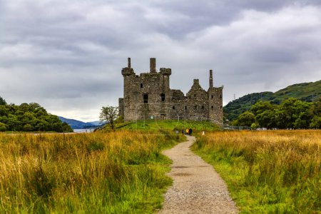 Foto de Kilchurn Castle is located in the homonymous town in Argyll. It is positioned on an isthmus of rock at the end of Lake Awe - Imagen libre de derechos