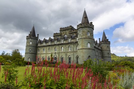 Téléchargez les photos : INVERARAY, ÉCOSSE 2022, 20 août : Le château d'Inveraray. Une attraction écossaise emblématique à Argyll - en image libre de droit