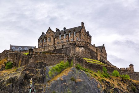 Téléchargez les photos : Château d'Édimbourg est une ancienne forteresse, de sa position sur le rocher du château, il domine le panorama de la ville d'Édimbourg - en image libre de droit