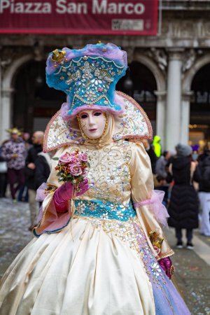 Téléchargez les photos : Superbe dame vêtue d'un masque pour le Carnaval de Venise, Italie - en image libre de droit