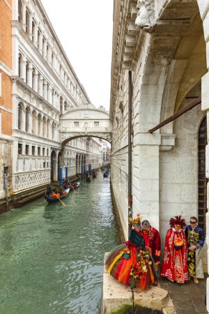 Téléchargez les photos : Beaux masques de carnaval à Venise près du Pont des Soupirs, Italie - en image libre de droit