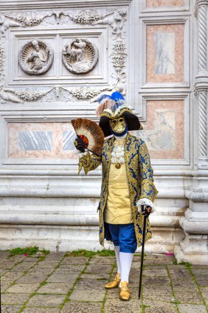 Téléchargez les photos : Beau masque d'un noble du XVIIIe siècle pour le Carnaval de Venise à Campo San Zaccaria, Italie - en image libre de droit