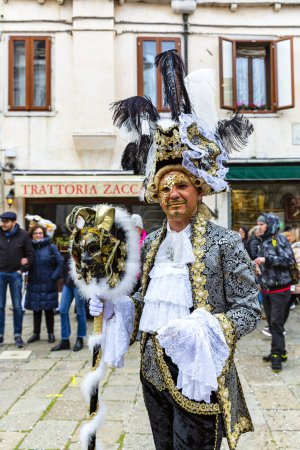 Téléchargez les photos : Beau masque d'un noble du XVIIIe siècle pour le Carnaval de Venise à Campo San Zaccaria, Italie - en image libre de droit