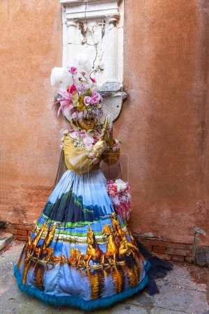 Téléchargez les photos : Beaux masques de dame pendant le carnaval de Venise, Italie - en image libre de droit