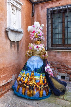 Téléchargez les photos : Beaux masques de dame pendant le carnaval de Venise, Italie - en image libre de droit