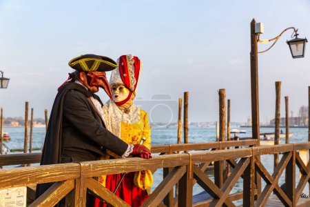 Téléchargez les photos : Superbe image de masques de carnaval à Riva degli Schiavoni, Venise, Italie - en image libre de droit