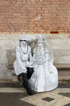 Téléchargez les photos : Superbe couple masqué pendant le Carnaval de Venise, Italie - en image libre de droit