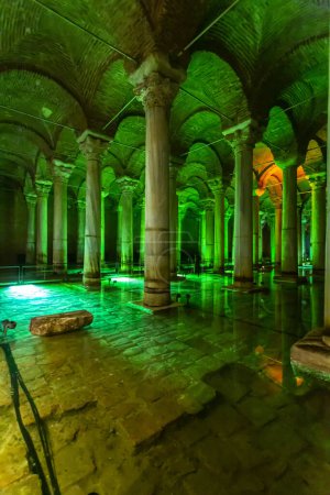 Foto de Estambul, Turkiye 2023, 03 de agosto: Vista interior de la famosa Cisterna Basílica subterránea de Estambul - Imagen libre de derechos