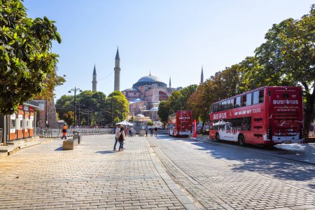 Foto de ISTANBUL, TURQUÍA 2023, 03 de agosto: Vista exterior de la Santa Sofía, aya sofya, mezquita del parque Sultanahmet en Estambul, Turquía - Imagen libre de derechos