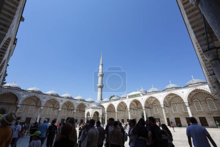 Téléchargez les photos : Istanbul, Turkiye 2023, 03 août : Belle vue sur la Sultanahmet Camii, connue sous le nom de Mosquée Bleue à Istanbul, Turquie - en image libre de droit
