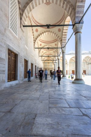 Téléchargez les photos : Istanbul, Turkiye 2023, 03 août : Belle vue sur la Sultanahmet Camii, connue sous le nom de Mosquée Bleue à Istanbul, Turquie - en image libre de droit
