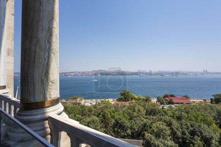 Téléchargez les photos : Vue d'Istanbul depuis la terrasse du Palais Topkapi - en image libre de droit