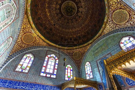 Téléchargez les photos : ISTANBUL, TURQUIE 2023 03 août : Belle vue sur le célèbre palais de Topkapi à Istanbul, Turkiye - en image libre de droit