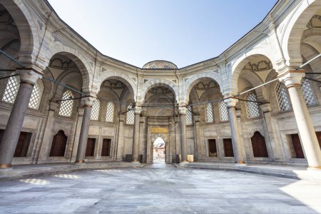 Téléchargez les photos : Une belle vue sur la Nuruosmaniye Camii, la mosquée près du Grand Bazar à Istanbul, Turquie - en image libre de droit
