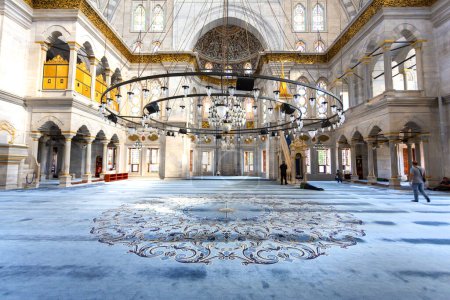 Téléchargez les photos : ISTANBUL, TURQUIE 2023, 03 août : Une belle vue sur la Nuruosmaniye Camii, la mosquée près du Grand Bazar à Istanbul, Turquie - en image libre de droit
