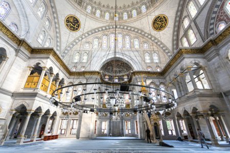 Téléchargez les photos : ISTANBUL, TURQUIE 2023, 03 août : Une belle vue sur la Nuruosmaniye Camii, la mosquée près du Grand Bazar à Istanbul, Turquie - en image libre de droit
