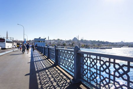 Téléchargez les photos : ISTANBUL, TURQUIE 2023 04 août : Galata Koprusu. Le pont Galata, également connu sous le nom de pont des pêcheurs, à Istanbul - en image libre de droit
