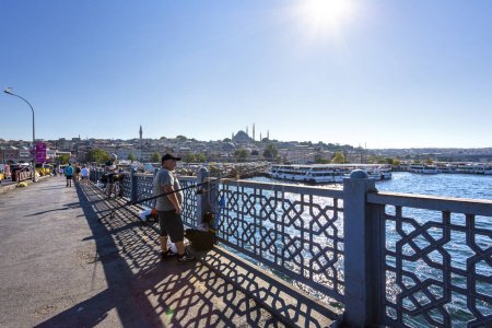 Foto de ISTANBUL, TURQUÍA 2023 Agosto 04: Galata Koprusu. El Puente de Galata, también conocido como el Puente de los Pescadores, en Estambul - Imagen libre de derechos