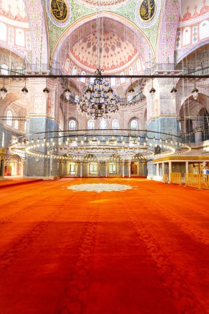 Téléchargez les photos : ISTANBUL, TURQUIE 2023, 04 août : Belle vue sur la mosquée Yeni Camii à Istanbul, Turkiye - en image libre de droit