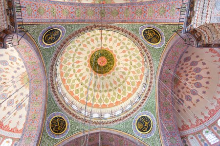 Téléchargez les photos : ISTANBUL, TURQUIE 2023, 04 août : Belle vue sur la mosquée Yeni Camii à Istanbul, Turkiye - en image libre de droit