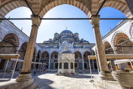 Téléchargez les photos : Belle vue sur la mosquée Yeni Camii à Istanbul, Turkiye - en image libre de droit