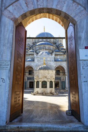 Téléchargez les photos : Belle vue sur la mosquée Yeni Cami à Istanbul, Turkiye - en image libre de droit