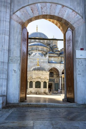 Téléchargez les photos : Belle vue sur la mosquée Yeni Cami à Istanbul, Turkiye - en image libre de droit