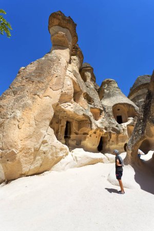 Foto de PASABAG, CAPPADOCIA 2023, 07 de agosto: Pasabag, sus famosas chimeneas de hadas en Goreme Valley, Capadocia, Turquía - Imagen libre de derechos