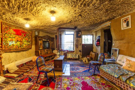Téléchargez les photos : GOREME, TURQUIE 2023 07 août : A l'intérieur d'une maison traditionnelle dans le parc national de Goreme, en Cappadoce - en image libre de droit