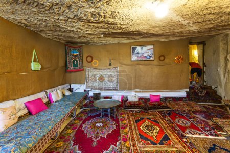 Téléchargez les photos : GOREME, TURQUIE 2023 07 août : A l'intérieur d'une maison traditionnelle dans le parc national de Goreme, en Cappadoce - en image libre de droit