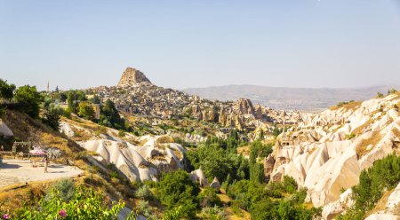 Téléchargez les photos : GOREME, TURKYE 2023, 07 août : Belle vue sur Uchisar, un ancien village de Cappadoce, Turkiye - en image libre de droit