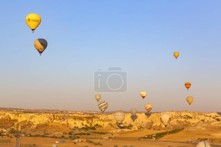 Foto de CAVUSIN, TURQUÍA 2023 08 de agosto: El vuelo en globo, la gran atracción turística de Capadocia. Capadocia es conocida mundialmente como el mejor lugar para volar con globos de aire caliente - Imagen libre de derechos