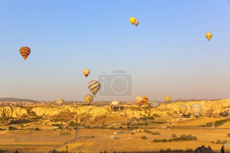 Foto de CAVUSIN, TURQUÍA 2023 08 de agosto: El vuelo en globo, la gran atracción turística de Capadocia. Capadocia es conocida mundialmente como el mejor lugar para volar con globos de aire caliente - Imagen libre de derechos