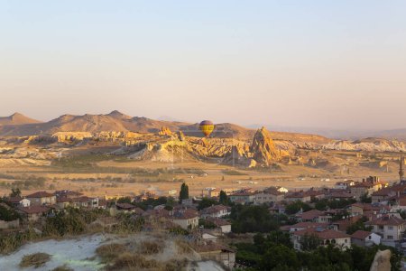 CAVUSIN, TURQUIE 2023 08 août : Vol en montgolfière, grande attraction touristique de la Cappadoce. La Cappadoce est connue dans le monde entier comme le meilleur endroit pour voler avec des montgolfières