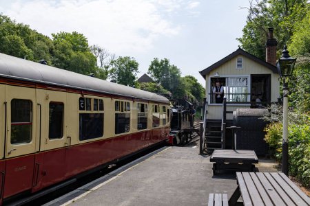 Téléchargez les photos : Bodmin, Cornwall, Royaume-Uni - 13 juin. Train à vapeur à la gare de Bodmin General à Bodmin, Cornouailles, le 13 juin 2023. Trois personnes non identifiées - en image libre de droit