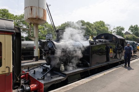 Téléchargez les photos : Bodmin, Cornwall, Royaume-Uni - 13 juin. Train à vapeur à la gare de Bodmin General à Bodmin, Cornouailles, le 13 juin 2023. un homme non identifié - en image libre de droit