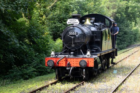 Téléchargez les photos : Boscarne, Cornwall, Royaume-Uni - 13 juin. Train à vapeur à Boscarne Junction à Bodmin, Cornouailles, le 13 juin 2023. Un homme non identifié - en image libre de droit