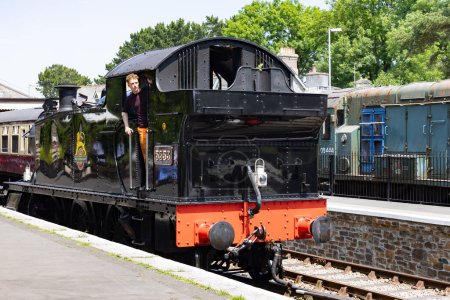 Téléchargez les photos : Bodmin, Cornwall, Royaume-Uni - 13 juin. Train à vapeur à la gare de Bodmin General à Bodmin, Cornouailles, le 13 juin 2023. un homme non identifié - en image libre de droit