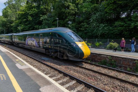 Téléchargez les photos : Bodmin, Cornwall, Royaume-Uni - 13 juin. Train à grande vitesse GWR à la gare de Bodmin General à Bodmin, Cornouailles, le 13 juin 2023. Deux personnes non identifiées - en image libre de droit