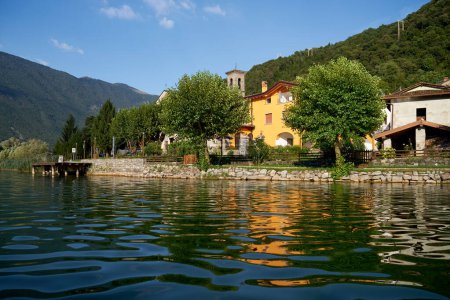 Téléchargez les photos : SAN FELICE, LOMBARDIE / ITALIE - 19 SEPTEMBRE : Petit village de San Felice sur la rive orientale du lac Endine en Lombardie Italie le 19 septembre 2015 - en image libre de droit