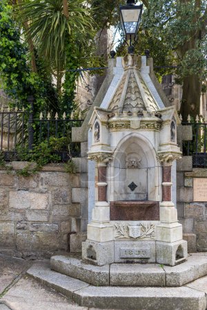 Téléchargez les photos : St AUSTELL, CORNWALL, RU, 6 MAI. Vue de la fontaine près de l'église paroissiale de St Austell, Cornouailles, le 6 mai 2024 - en image libre de droit