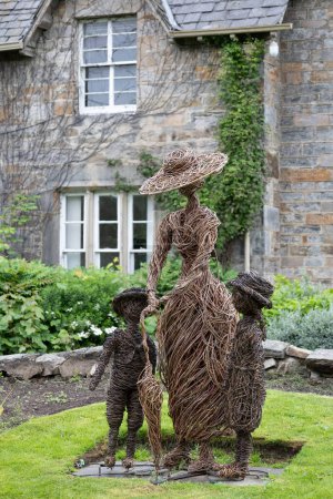 Foto de PITLOCHRY, PERTH AND KINROSS, SCOTLAND, Reino Unido, 26 de mayo. Escultura de sauce en la biblioteca de Pitlochry, Escocia el 26 de mayo de 2024 - Imagen libre de derechos