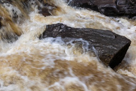 Blick auf die Wasserfälle von Dochart in Killin, Schottland an einem Frühlingstag