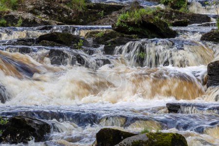 Blick auf die Wasserfälle von Dochart in Killin, Schottland an einem Frühlingstag