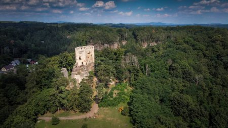 Téléchargez les photos : Ruin of rocky castle Valecov near Mlada Boleslav, Czech Republic - en image libre de droit