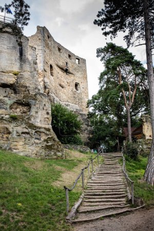 Téléchargez les photos : Ruin of rocky castle Valecov near Mlada Boleslav, Czech Republic - en image libre de droit